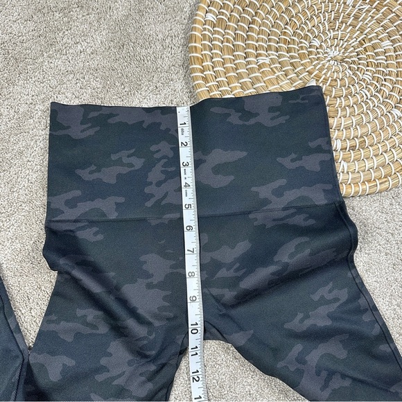 SPANX Look At Me Now Seamless Leggings High Rise in Black Camo Size L - Picture 13 of 15